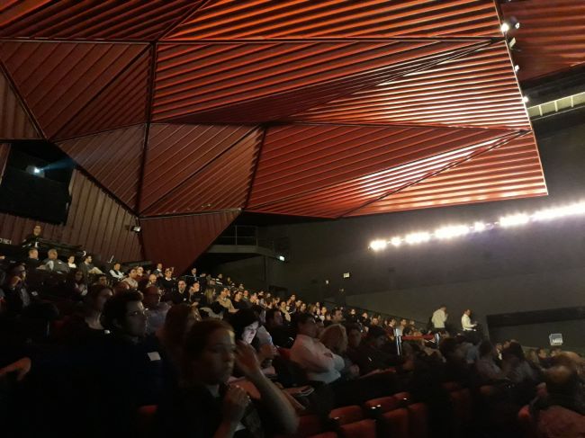 Público en la 16ª jornada de los enólogos de Burdeos (Francia)